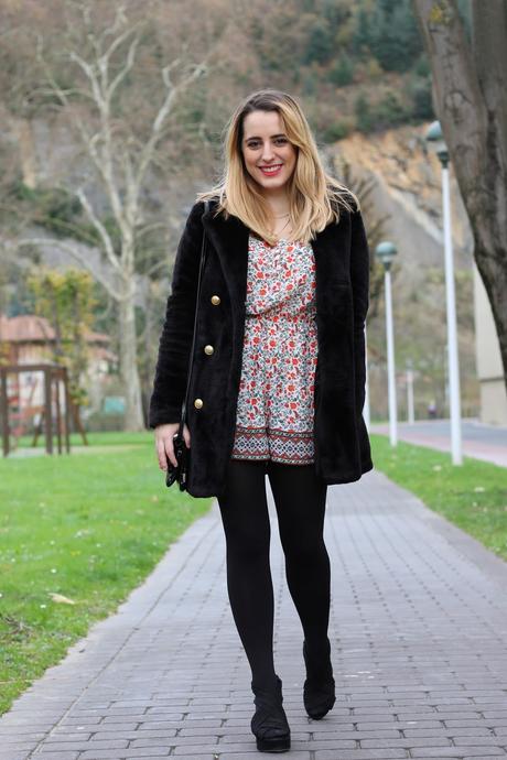 Outfit con mono de flores en invierno Outfit con mono de flores en invierno