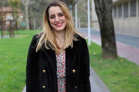 Outfit con mono de flores en invierno Outfit con mono de flores en invierno