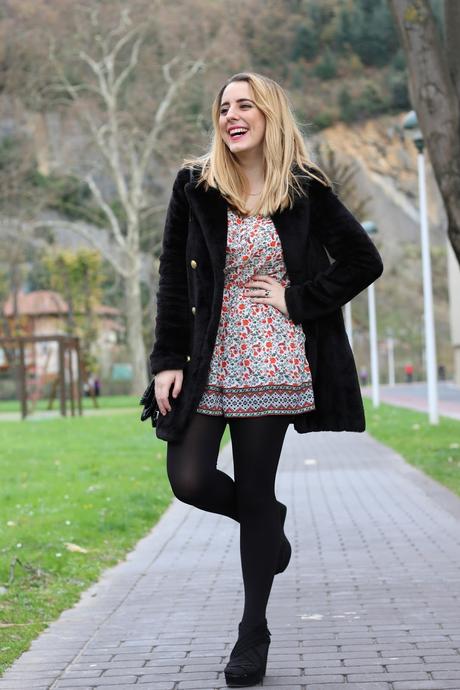 Outfit con mono de flores en invierno Outfit con mono de flores en invierno