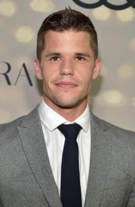 Charlie Carver,”Teen Wolf” sale del armario. charlie carver
