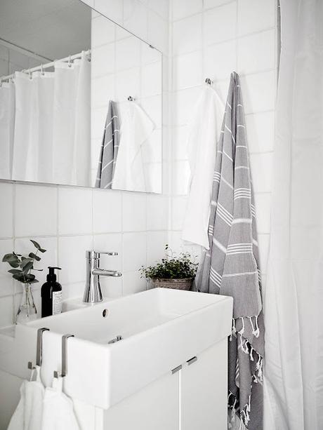 SERENIDAD Y BLANCO IMPOLUTO EN UN PEQUEÑO ESTUDIO SUECO SERENIDAD Y BLANCO IMPOLUTO EN UN PEQUEÑO ESTUDIO SUECO