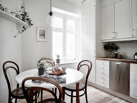 SERENIDAD Y BLANCO IMPOLUTO EN UN PEQUEÑO ESTUDIO SUECO SERENIDAD Y BLANCO IMPOLUTO EN UN PEQUEÑO ESTUDIO SUECO