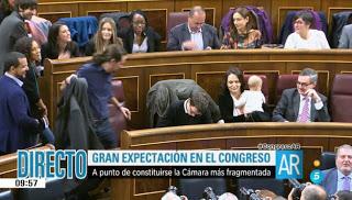 Carolina Bescansa acude al Congreso con su bebé