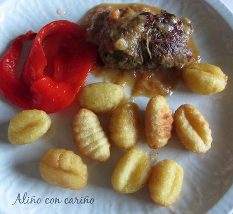 TERNERA RELLENA DE QUESO CHEDDAR Y PIMIENTOS ACOMPAÑADA DE GNOCCHI FRITOS