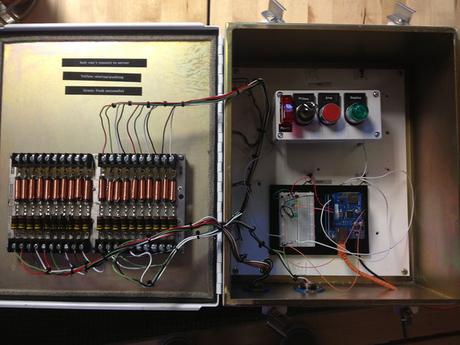 Una aplicacion curiosa con Arduino : “el deploynator” Deployinator 5000 en el interior