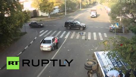 Impresionante accidente entre un ciclista, un camión y un coche Impresionante accidente entre un ciclista, un camión y un coche