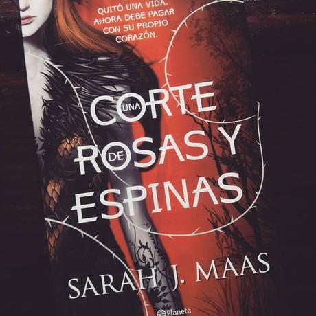 BOOK REVIEW #15: Una Corte de Rosas y Espinas - Sarah J. Maas