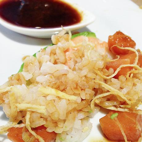 Chirasi sushi Arroz salmón, aguacate, langostino y huevo rallado Koryo baco y boca
