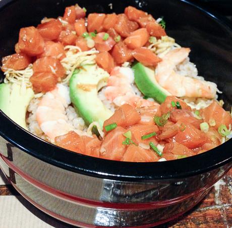 Chirasi sushi- Arroz cubierto de salmón, aguacate, langostino y huevo rallado Koryo baco y boca