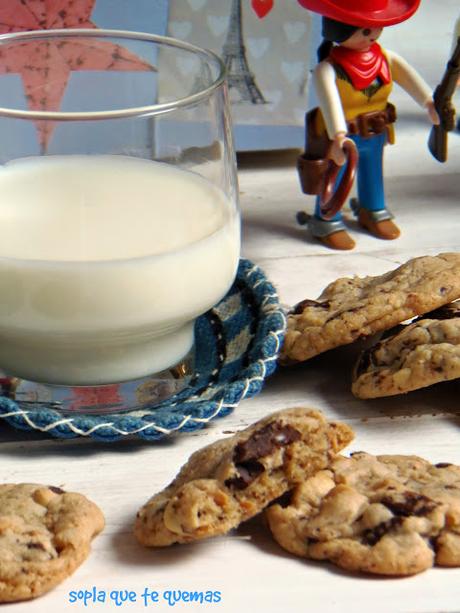 GALLETAS CON TROCITOS DE CHOCOLATE Y AVELLANAS