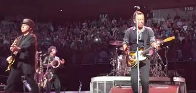Bruce Springsteen & The E Street Band versionan a David Bowie en la primera noche de su nueva gira