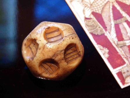 El dado medieval del Museo Cluny en Paris Dado del Cluny