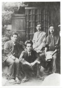 En el centro, sentado en el suelo, Ryūnosuke Akutagawa