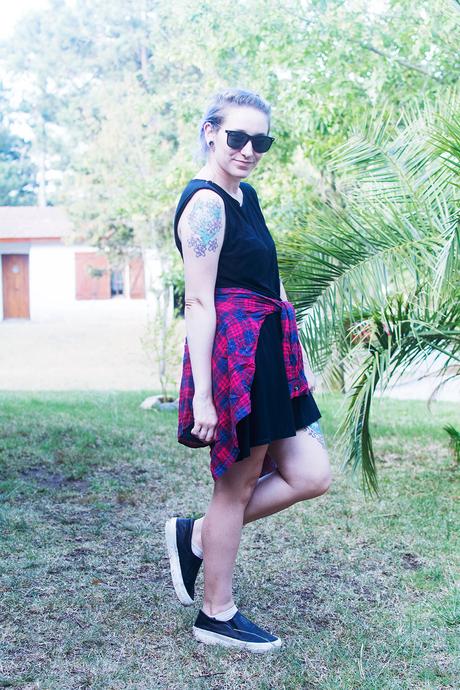 outfit-de-verano-vestido-negro-lbd-panchas-como-usar-ideas-para-vestirse-zapatillas-con-vestido-tattoos-pinamar