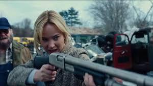 Manu Zapata_El cine (de estreno) fácil de leer_vivazapata.net_JOY_Jennifer Lawrence escopeta