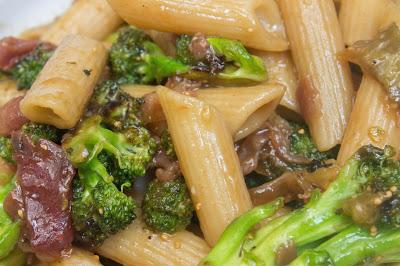 Pasta integral al pedro ximenez con jamón ibérico e higos Pasta integral al pedro ximenez con jamón ibérico e higos