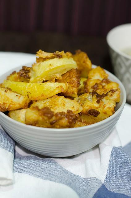 PATATAS REBOZADAS CON SALSA DE AJO PATATAS REBOZADAS CON SALSA DE AJO