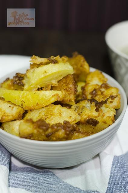 PATATAS REBOZADAS CON SALSA DE AJO PATATAS REBOZADAS CON SALSA DE AJO