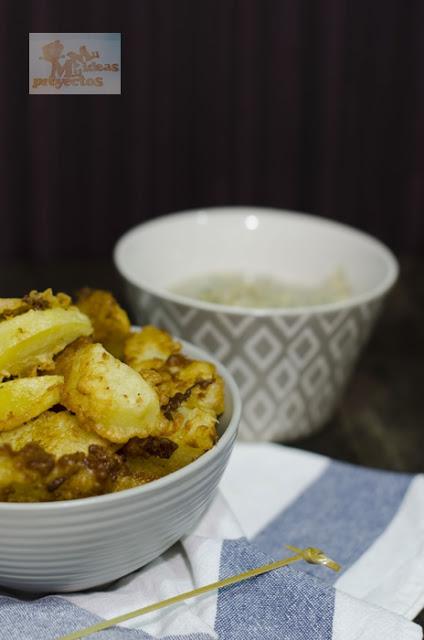 PATATAS REBOZADAS CON SALSA DE AJO PATATAS REBOZADAS CON SALSA DE AJO