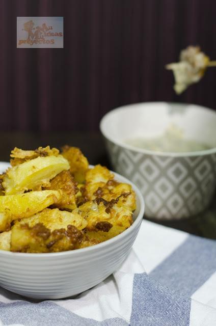 PATATAS REBOZADAS CON SALSA DE AJO PATATAS REBOZADAS CON SALSA DE AJO