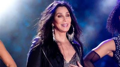 Cher dona miles de botellas de agua a Flint