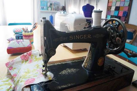 Mis máquinas de coser antiguas / My old sewing machines