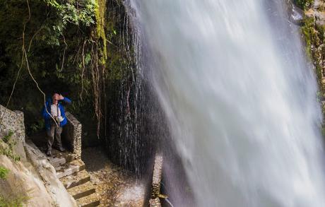 Grietas en el abismo rugiente