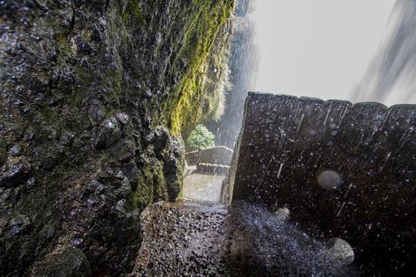 Grietas en el abismo rugiente