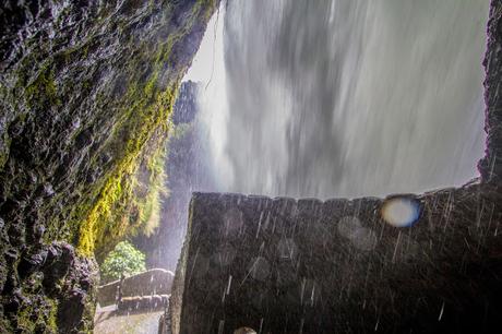 Grietas en el abismo rugiente