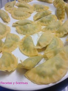 RAVIOLIS DE ESPINACAS Y RICOTTA AROMATIZADOS CON SALVIA, AJO Y PIÑONES