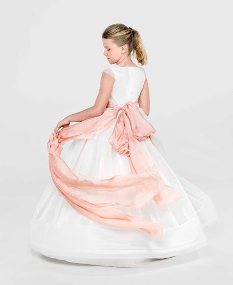 Isabel Zapardiez crea su primera colección de comunión Isabel Zapardiez crea su primera colección de comunión