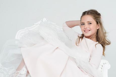 Isabel Zapardiez crea su primera colección de comunión Isabel Zapardiez crea su primera colección de comunión