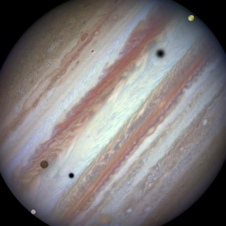 Conjunción de Júpiter y tres satélites