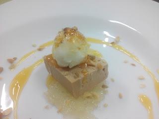 MEDALLÓN DE FOIE CON CABELLO DE ÁNGEL, QUESO CARAMELIZADO Y REDUCCIÓN DE NARANJA MEDALLÓN DE FOIE CON CABELLO DE ÁNGEL, QUESO CARAMELIZADO Y REDUCCIÓN DE NARANJA