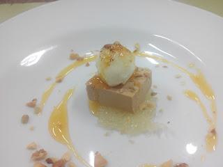 MEDALLÓN DE FOIE CON CABELLO DE ÁNGEL, QUESO CARAMELIZADO Y REDUCCIÓN DE NARANJA MEDALLÓN DE FOIE CON CABELLO DE ÁNGEL, QUESO CARAMELIZADO Y REDUCCIÓN DE NARANJA