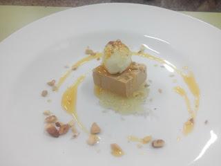 MEDALLÓN DE FOIE CON CABELLO DE ÁNGEL, QUESO CARAMELIZADO Y REDUCCIÓN DE NARANJA MEDALLÓN DE FOIE CON CABELLO DE ÁNGEL, QUESO CARAMELIZADO Y REDUCCIÓN DE NARANJA