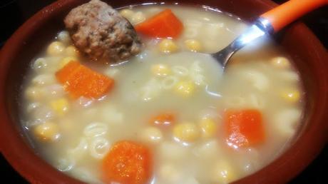 sopa de cocido con garbanzos