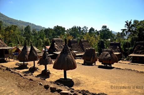 Plaza con las sombrillas de los clanes en Luba, Flores, Indonesia