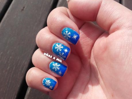 diseño_uñas_nail_art_esponja_azul_copos_nieve_plateados_colaboración_bps_born_pretty_store (3)