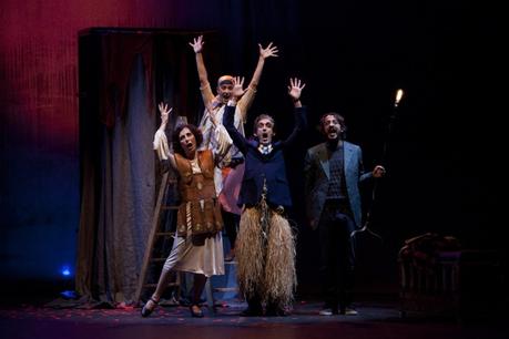 Jose Padilla pone en escena la primera producción de La Isla Púrpura en los teatros españoles. Jose Padilla pone en escena la primera producción de La Isla Púrpura en los teatros españoles.