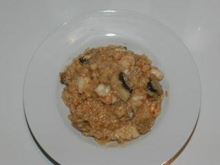 Risotto de champiñones y gambas o gambones con queso viejo.