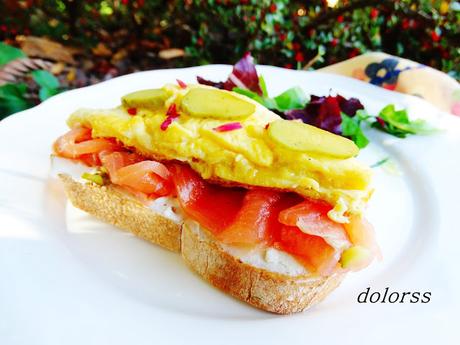 Tostada crujiente con salmón y tortilla Tostada crujiente con salmón y tortilla