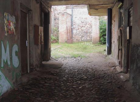 Entrada a un viejo patio interior