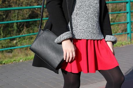 Outfit con falda roja para invierno