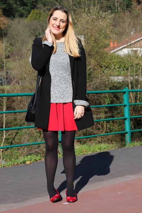 Outfit con falda roja para invierno