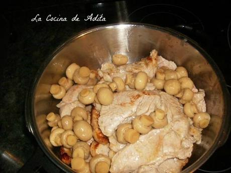 Filetes de ternera en salsa con champiñones Filetes de ternera en salsa con champiñones