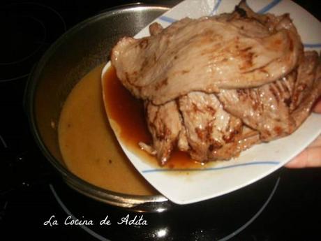 Filetes de ternera en salsa con champiñones Filetes de ternera en salsa con champiñones