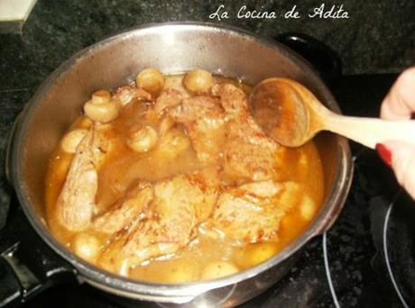 Filetes de ternera en salsa con champiñones Filetes de ternera en salsa con champiñones