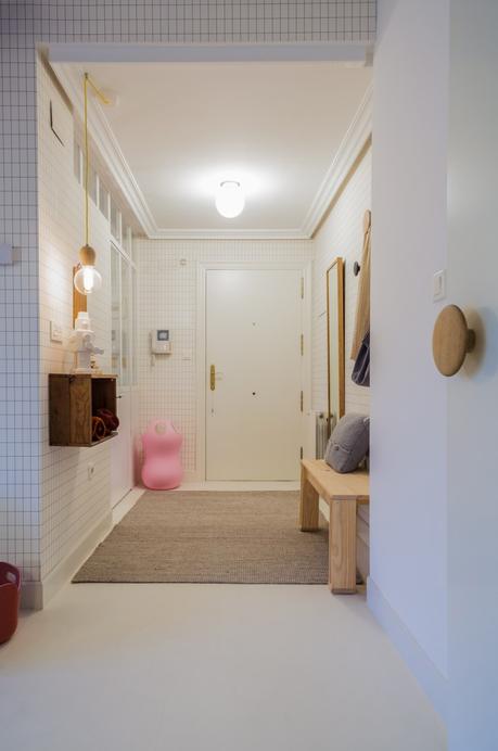 suelo blanco puerta corredera estilo nórdico escandinavo diseño nórdico decoración pisos pequeños decoración interiores blog decoración nórdica antes después reforma piso 