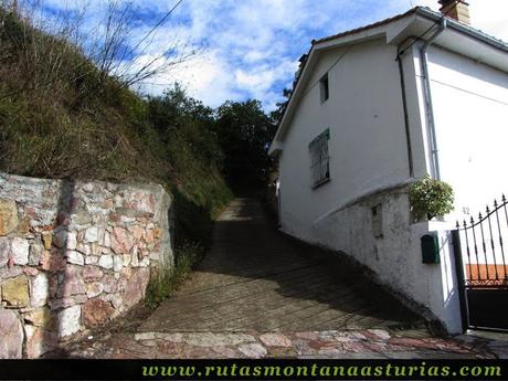 Ruta de Priañes: Camino junto a casa